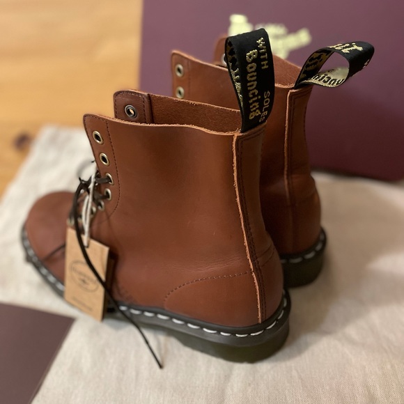 Dr. Martens made in England
1460 Pascal. Color: Tan Essex/Veg Tan. US women’s 9 - Picture 4 of 5